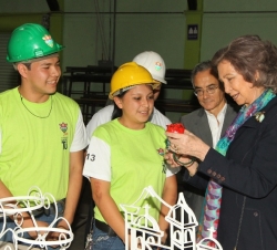 Doña Sofía conversa con unos alumnos de la Escuela Taller de Guatemala